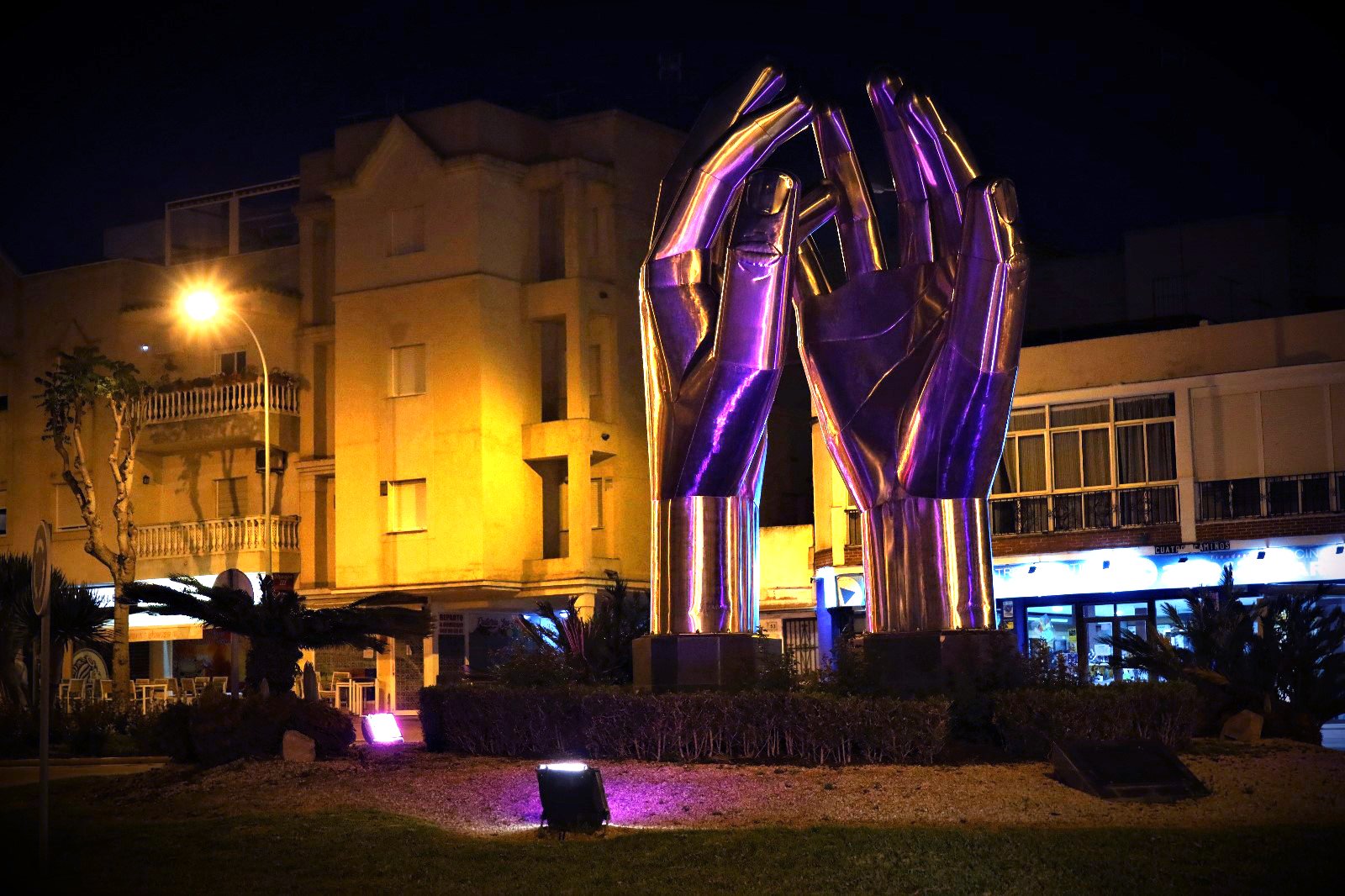 220511 rotonda manos