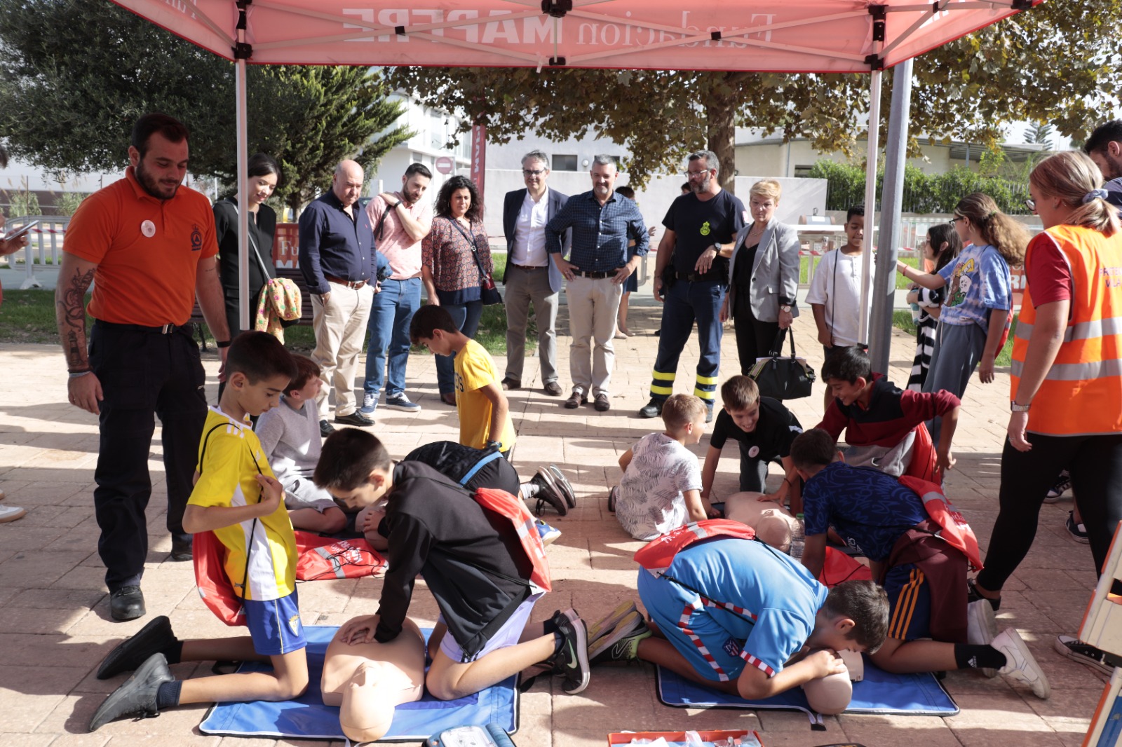 221027 El bulevar de la Bahía de Cádiz acoge la Semana de la Prevención de Incendios