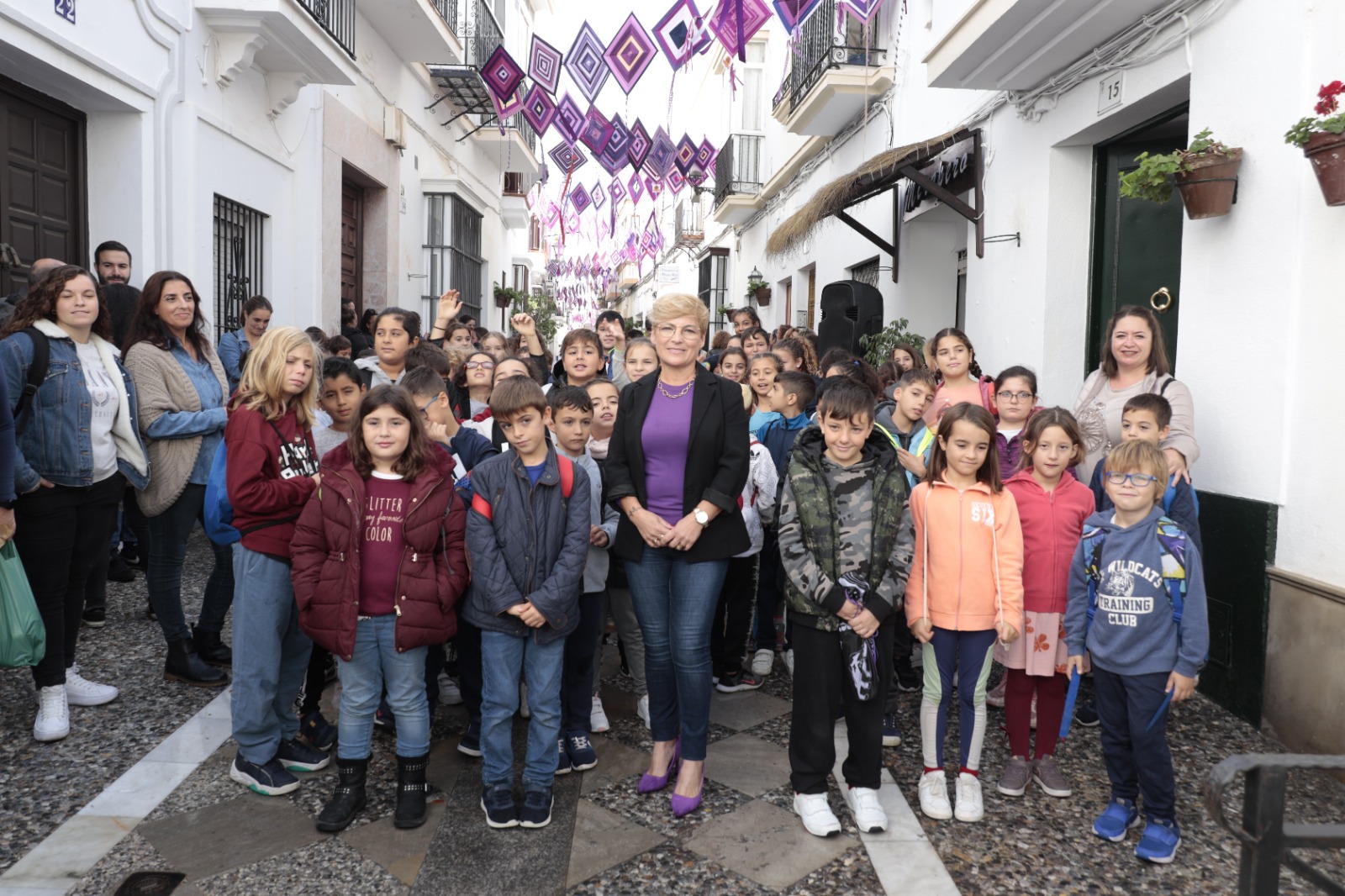 221124 Unas 150 cometas moradas y blancas elaboradas por asociaciones y escolares decoran Castelar con motivo del 25N