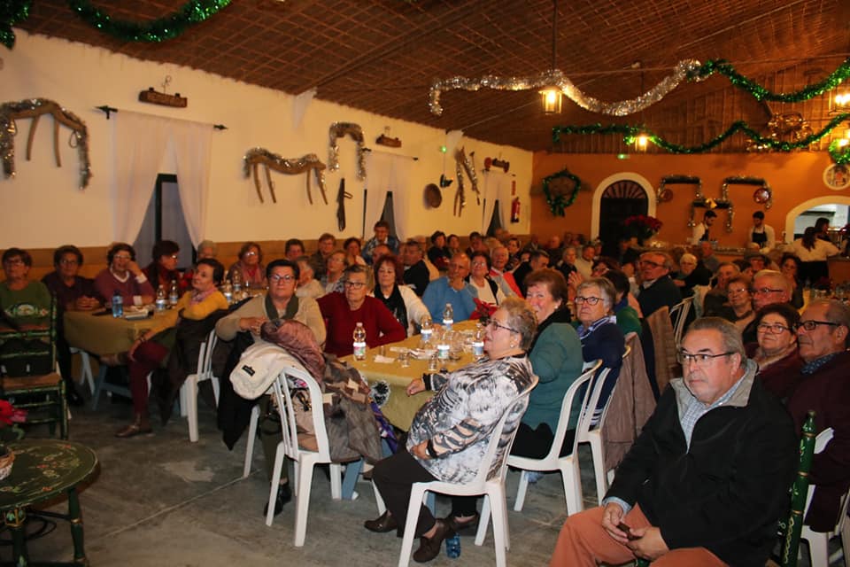 221202 Villancicos dulces tradicionales y el mejor ambiente en la merienda de Navidad de los mayores