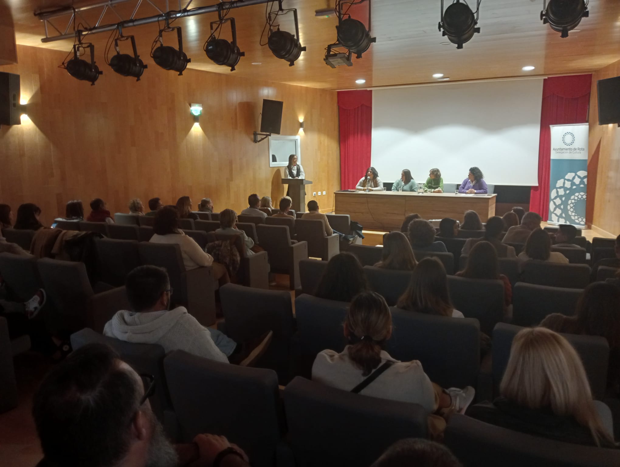 221207 Representantes de la comunidad educativa asociaciones y vecinos se dan cita en las jornadas sobre educación inclusiva Quererla es crearla