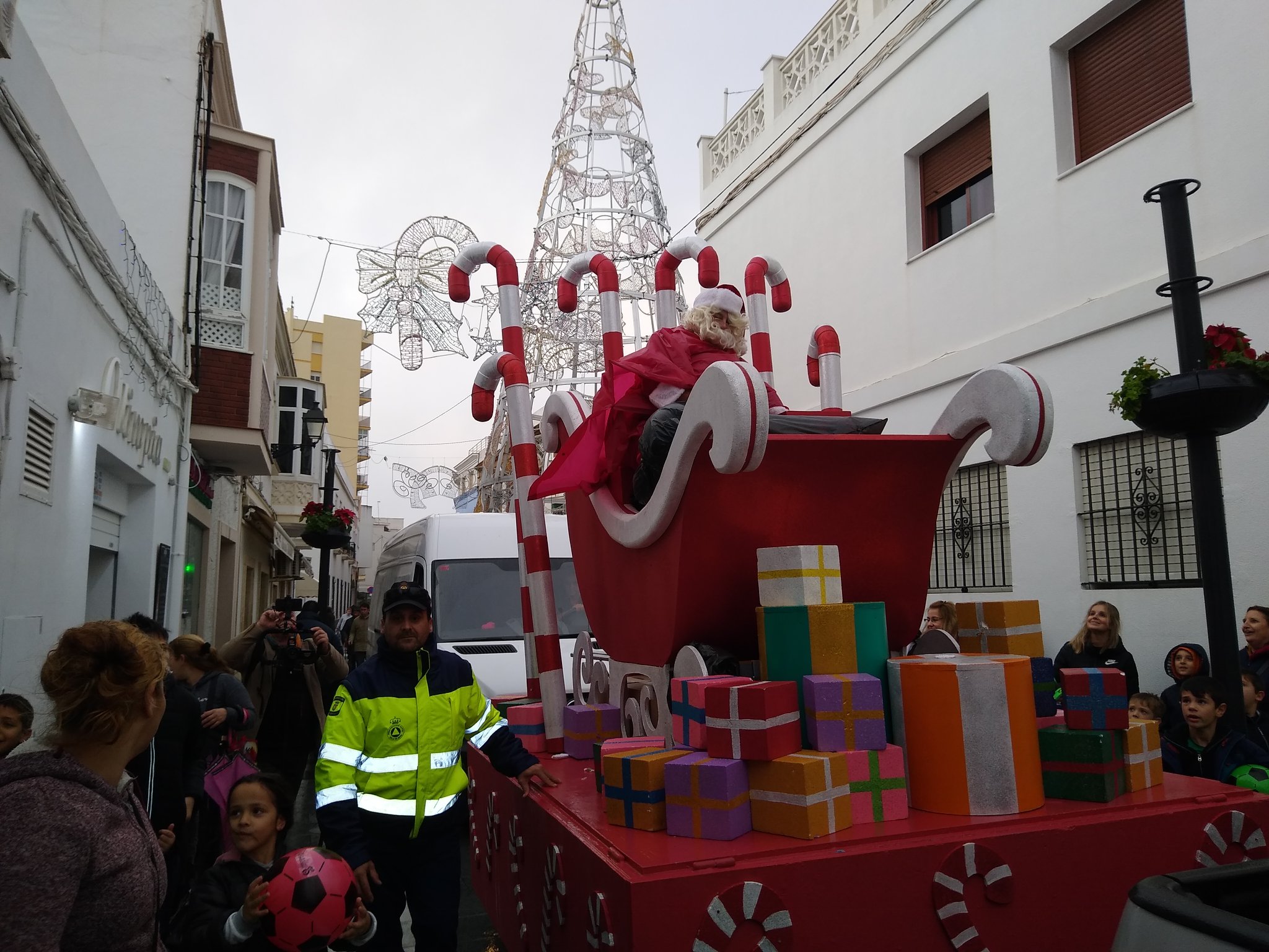 221219 El pasacalles de Santa Claus recorrerá este miércoles la ciudad