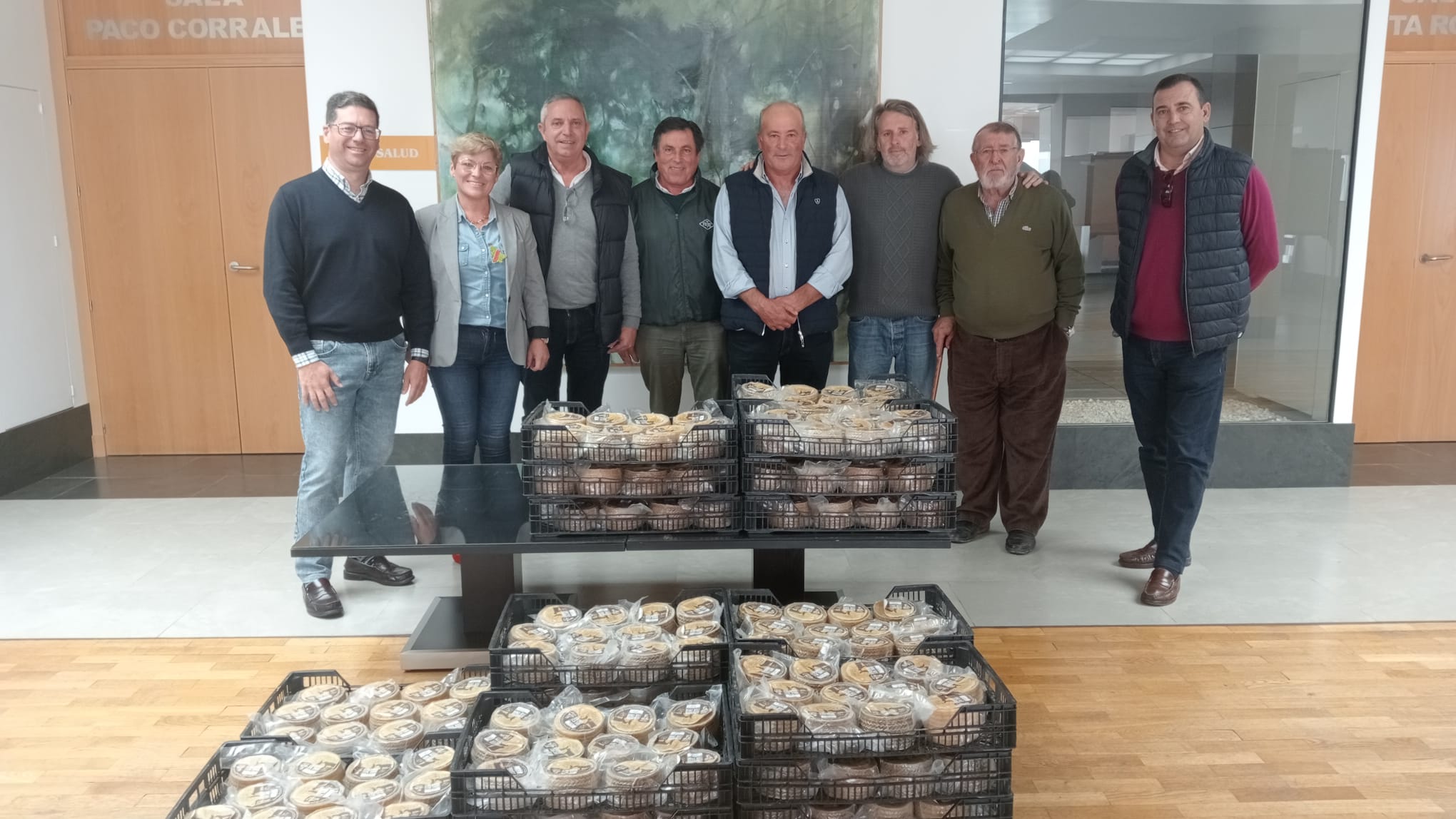 221222 La Hermandad del Nazareno ha entregado unos 600 kilos de queso a Cocina Solidaria