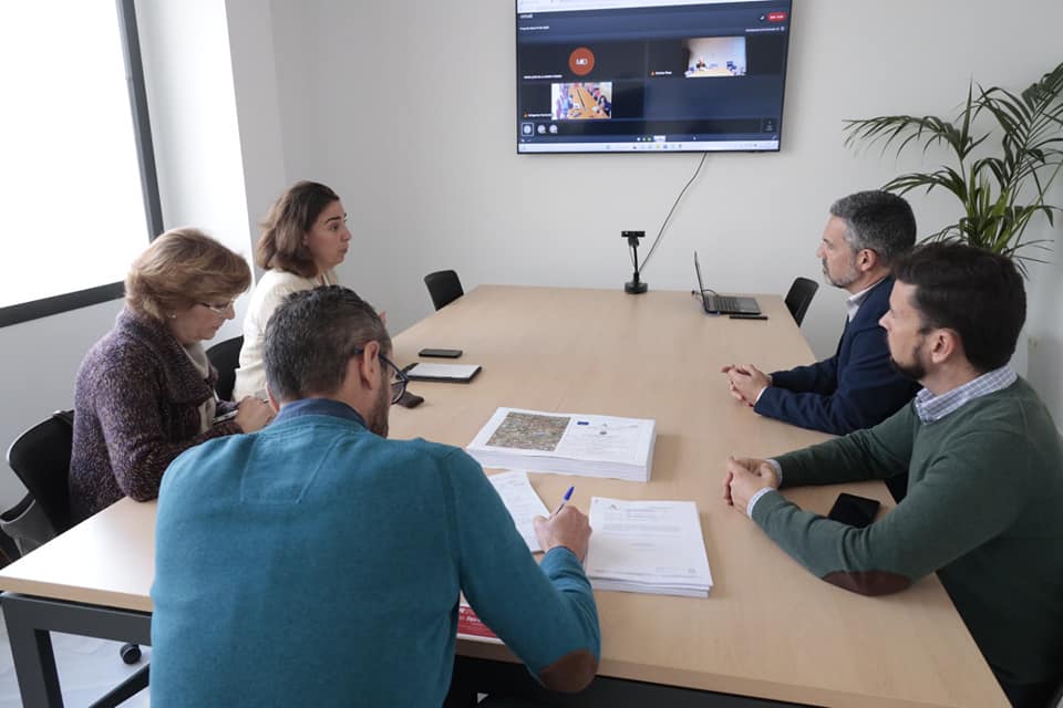 221227 El alcalde de Rota y la delegada territorial de Fomento se reúnen para abordar la recta final del proyecto de remodelación de María Auxiliadora en el tramo de San Roque a Marina