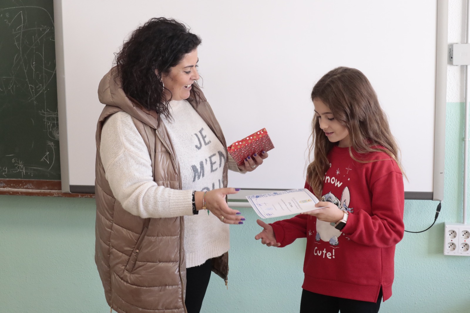 221220 Diplomas y regalos para los escolares finalistas del concurso municipal Carta a los Reyes Magos