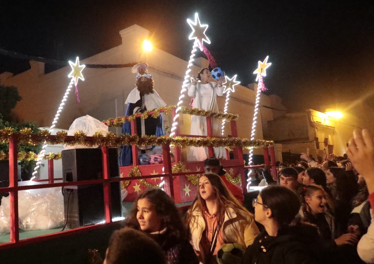230103 Los roteños reciben con alegría al Cartero Real en su tradicional pasacalles por la ciudad
